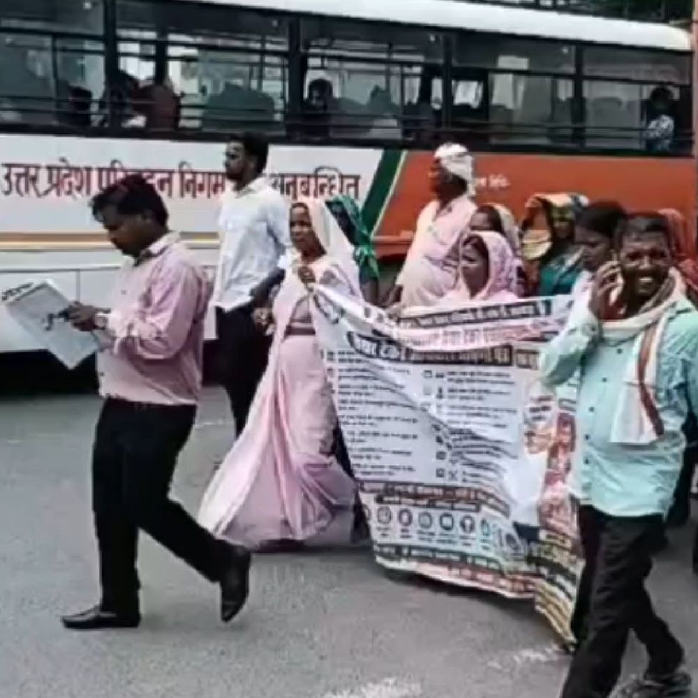 मानदेय के लिए सामुदायिक शौचालय केयरटेकरों का प्रदर्शन:देवरिया में डीएम के नाम सौंपा ज्ञापन, कई महीनों से भुगतान नहीं मिलने का आरोप