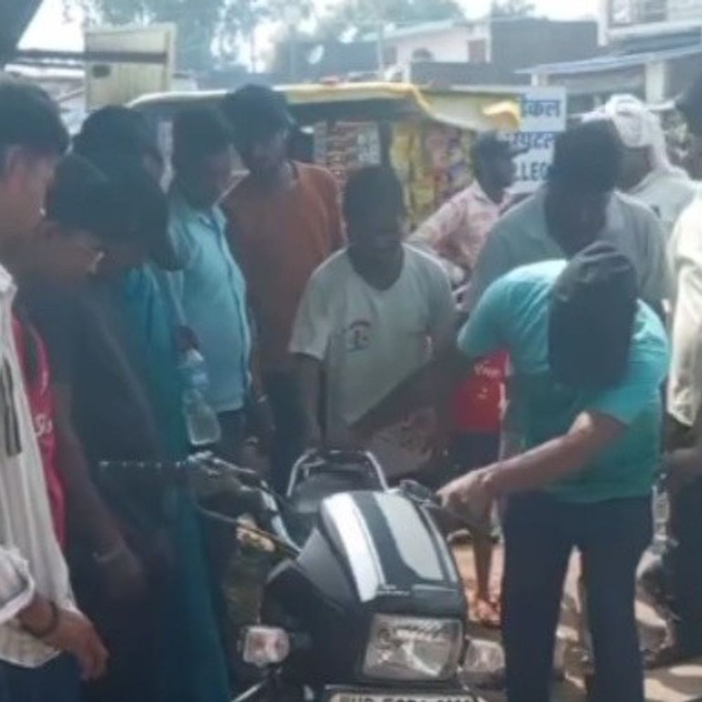 पकड़ी चौराहे पर बड़ा हादसा टला:तेज रफ्तार पिकअप ने बाइक को मारी टक्कर