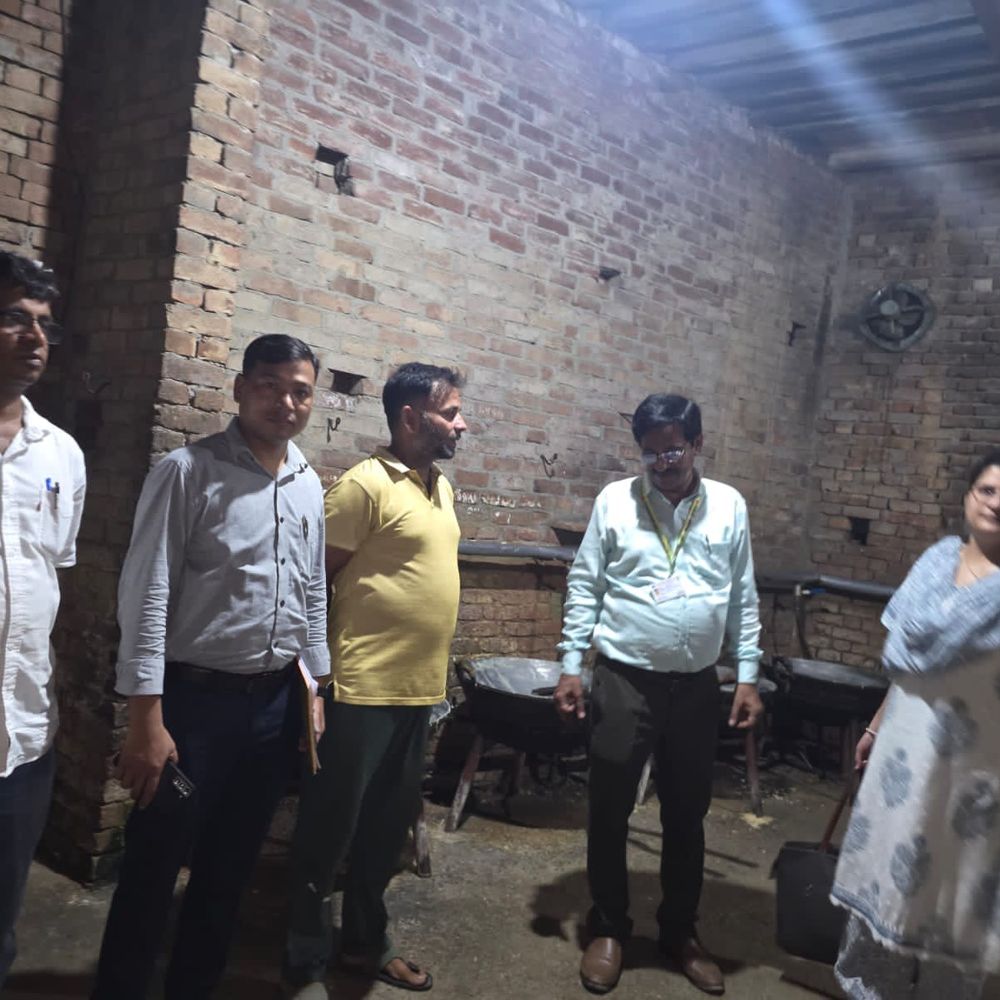 खाद्य विभाग की छापेमारी, मावा भट्ठियों से 10 नमूने लिए:बागपत में रक्षाबंधन से पहले मिलावटखोरों पर कार्रवाई, 95 किलो मावा नष्ट