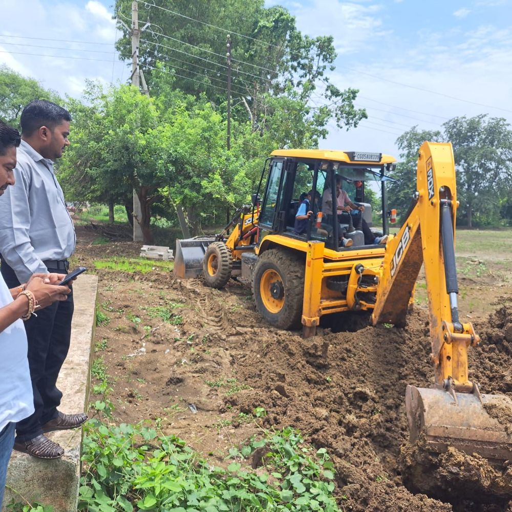 धमतरी में 2 एकड़ अवैध प्लाटिंग पर चला बुलडोजर:नाला पाटकर काटे जा रहे थे प्लॉट, जलभराव से परेशान थे ग्रामीण