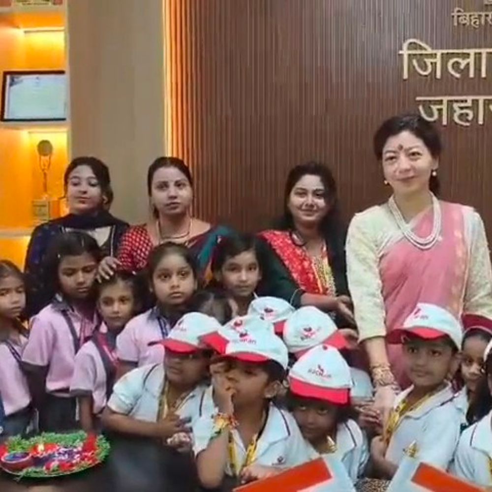 जहानाबाद डीएम को बच्चों ने बांधी राखी:जिलाधिकारी छिरिङ वाई भूटिया को दिया प्रेम, आत्मीयता का संदेश