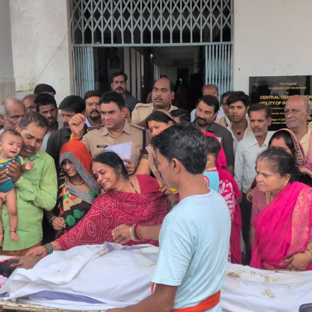 दमोह में करंट से मजदूर की मौत, परिजनों का प्रदर्शन:पूर्व जिला पंचायत अध्यक्ष पर कार्रवाई की मांग; टीआई बोले- जांच करेंगे