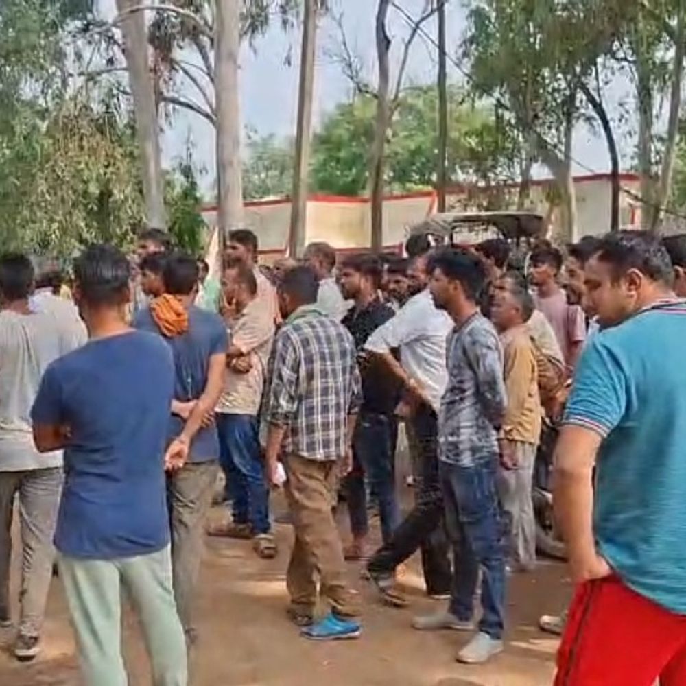 नाबालिग छात्रा से छेड़छाड़ का विरोध:ग्रामीणों ने घेरा थाना, आरोपी के जुलूस की मांग