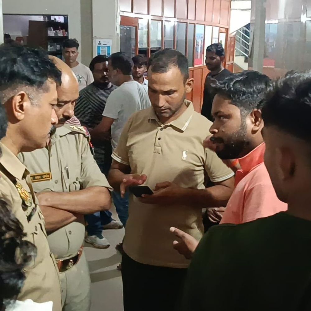 इलाज के दौरान दो साल के बच्चे की मौत:बस्ती में परिजनों ने डॉक्टर पर लगाया लापरवाही का आरोप, अस्पताल में किया हंगामा
