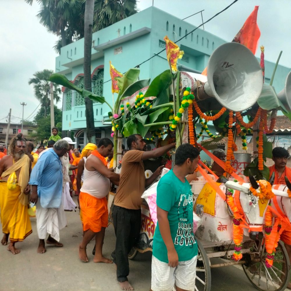 सूजा गांव से हरिगिरी धाम के लिए पैदल रथ यात्रा:जलाभिषेक के लिए पवित्र जल लेकर रवाना हुए श्रद्धालु