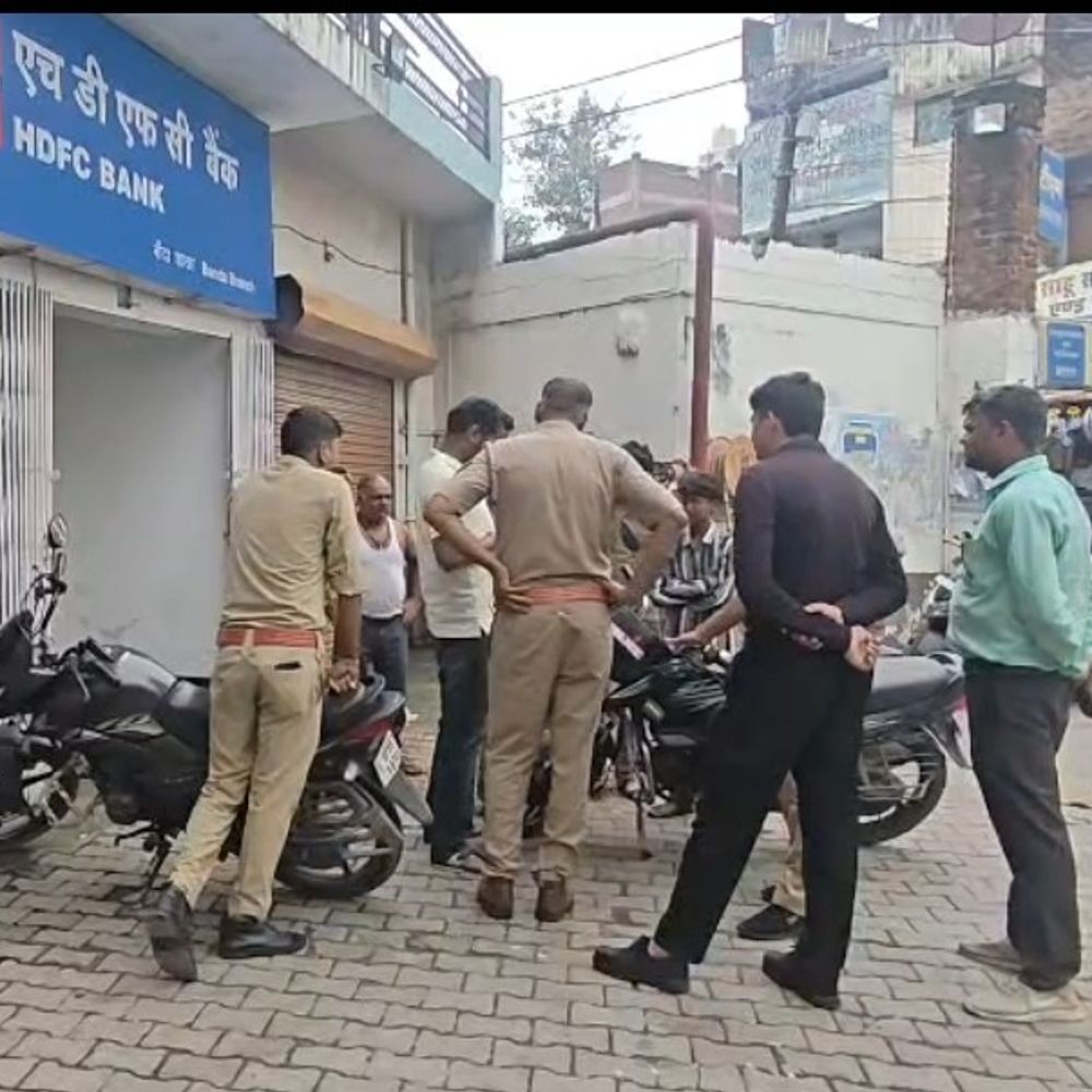 ATM कार्ड और कोड लिया, खाते से 50 हजार निकाले:मदद के बहाने 3 युवकों ने की धोखाधड़ी; CCTV खंगाल रही पुलिस