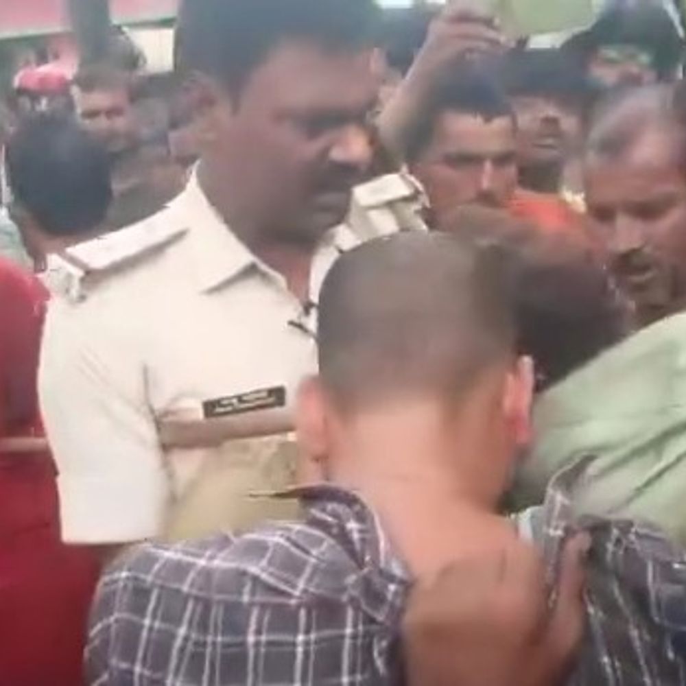 सीतामढ़ी में CSP संचालक से 56 हजार की लूट:भाग रहे 3 बदमाशों को ग्रामीणों ने पकड़ा, हथियार बरामद