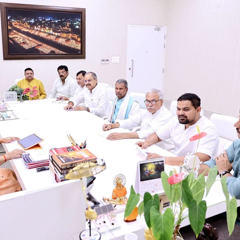 गोंडा के 7 विधायकों के साथ सीएम ने की बैठक:विकास और बाढ़ पर हुई चर्चा, मनकापुर रेलवे क्रॉसिंग पर ओवरब्रिज बनाने की मांग