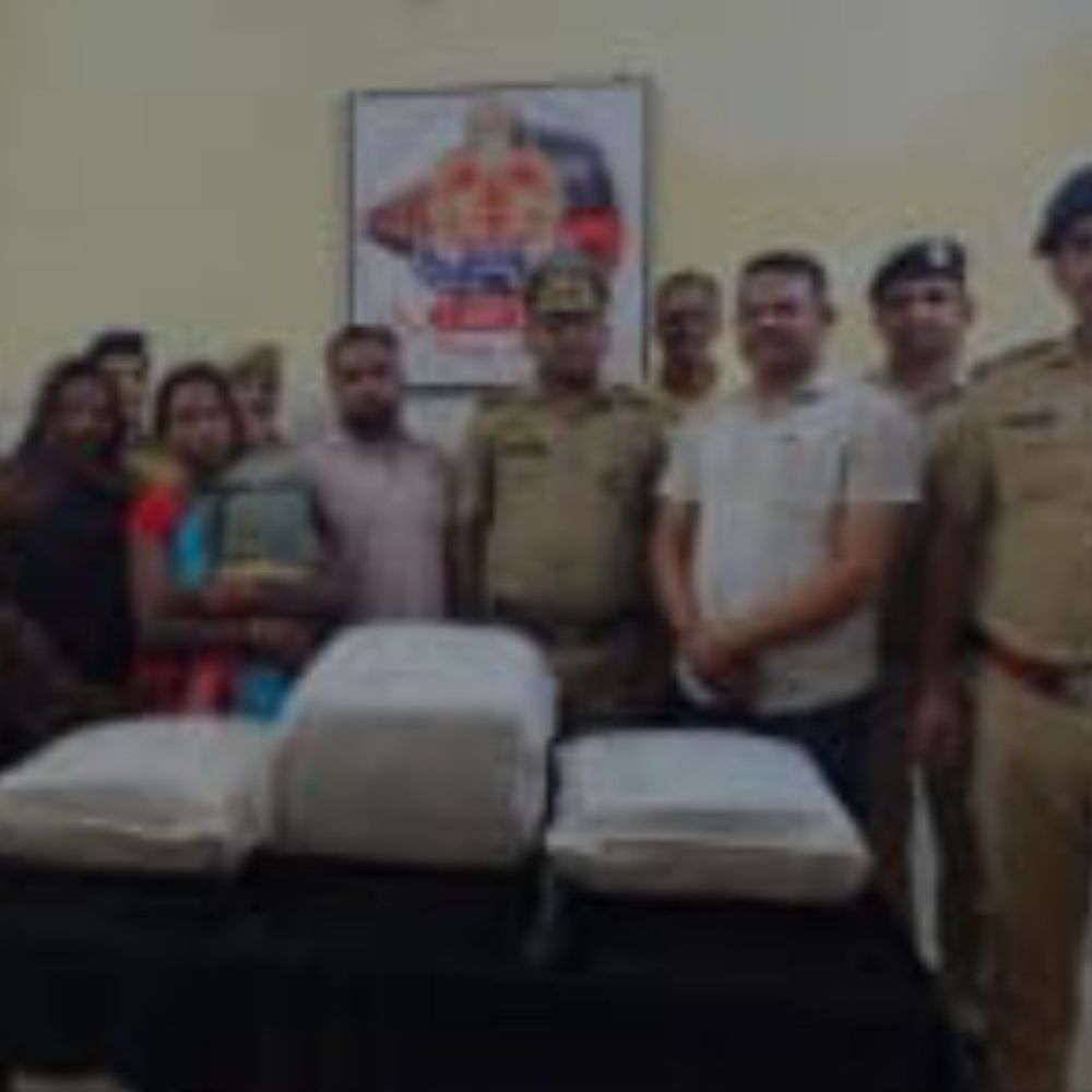 रामपुर रेलवे स्टेशन पर 25.40 किलो गांजा बरामद:महिला समेत 3 तस्कर गिरफ्तार, कीमत 15 लाख; आरोपियों से पूछताछ