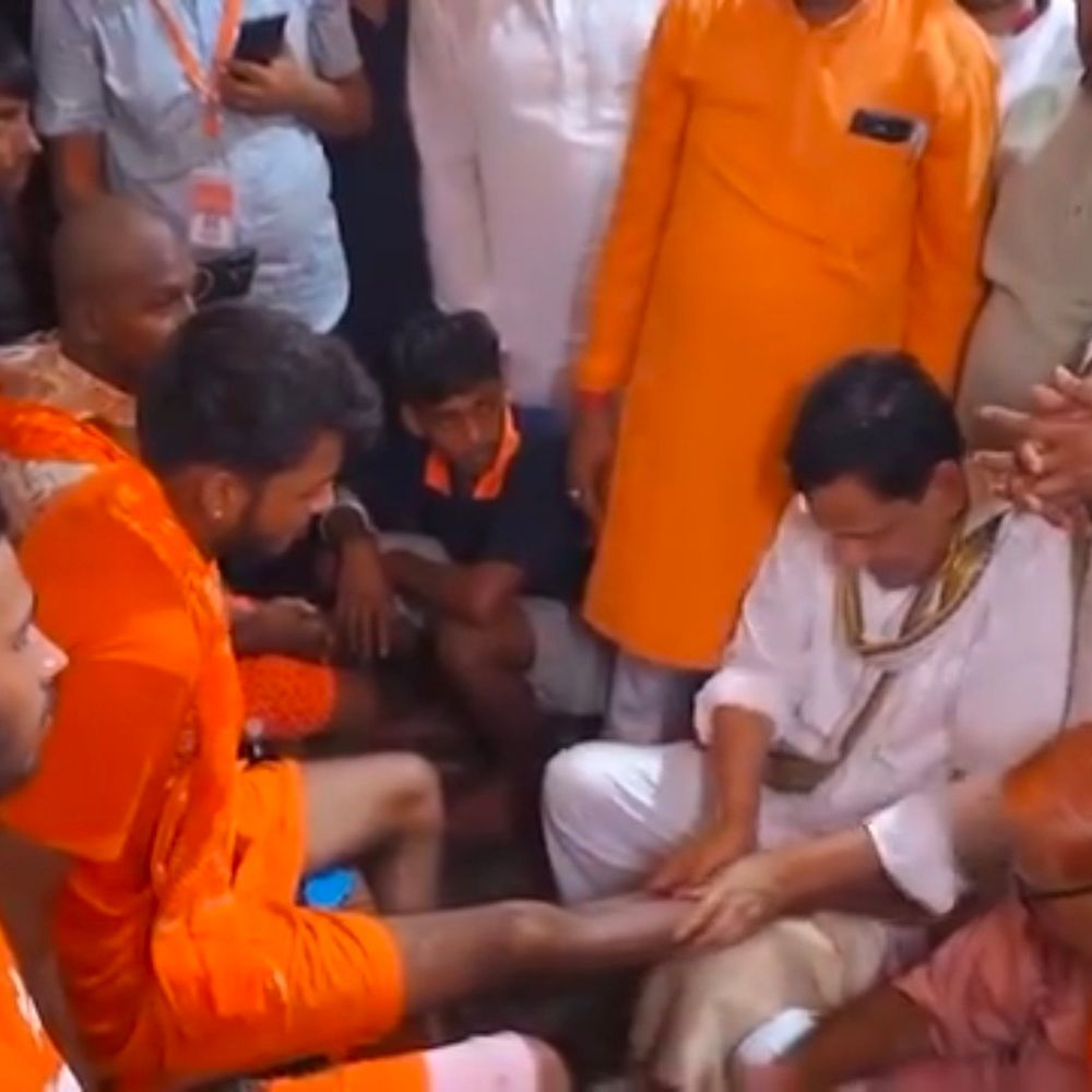 ‘केंद्रीय मंत्री ने कांवरियों के पैरों में लगाया तेल’:बांका में कंधे पर मला आयोडेक्स, बोलबम सेवा शिविर में दिखा सेवाभाव