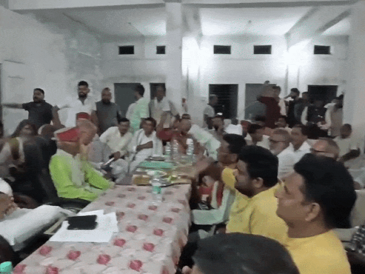 रीवा में BJP विधायक दिव्यराज सिंह का अनशन:डॉक्टरों की नियुक्ति से सड़क सुधार तक 4 मांगों पर अड़े, देर रात मांगे सुनने पहुंचे कलेक्टर