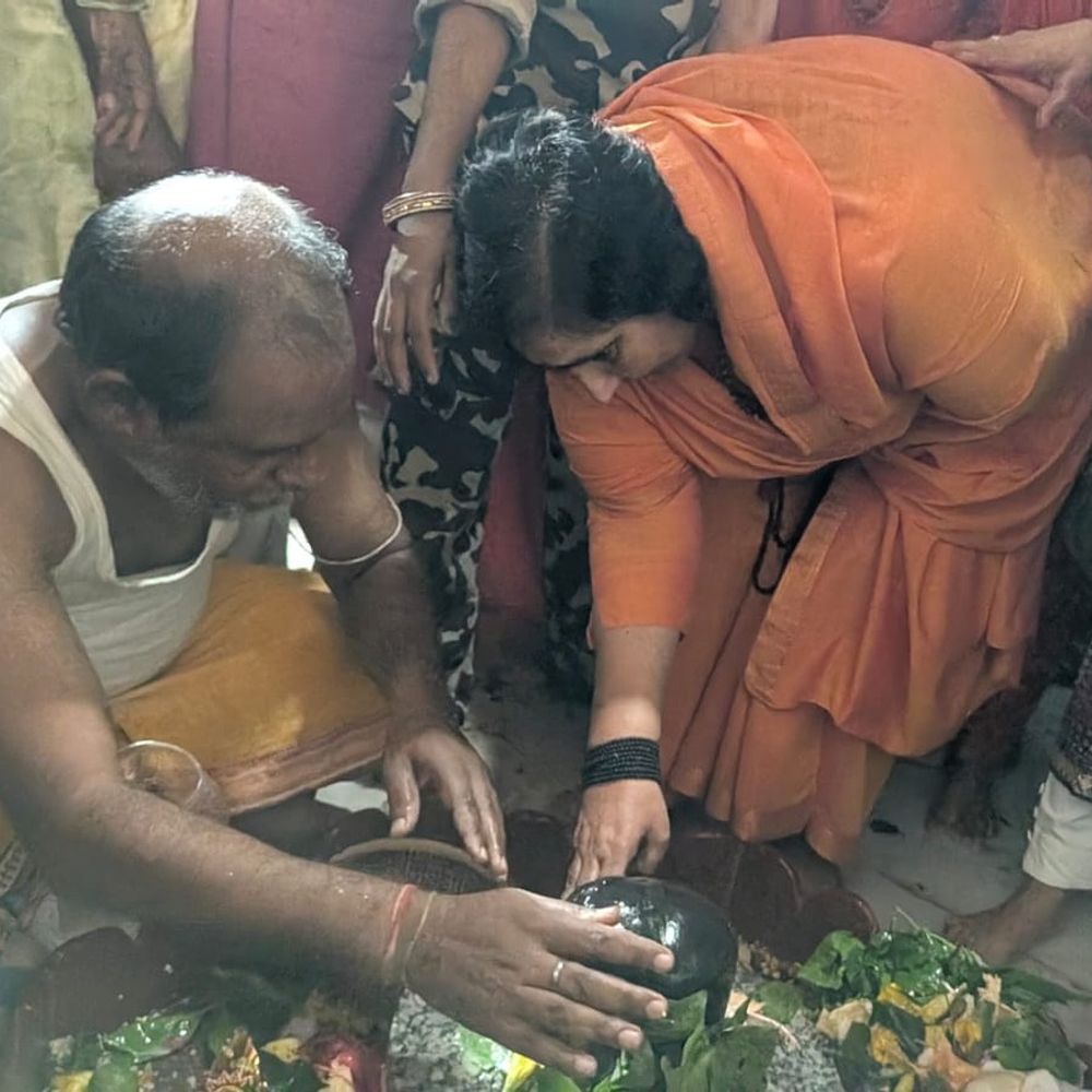 साध्वी ऋतंभरा ने ठाकुरगंज हरगौरी मंदिर में की पूजा-अर्चना:किशनगंज में पुजारी ने शिवलिंग के धार्मिक महत्व की दी जानकारी