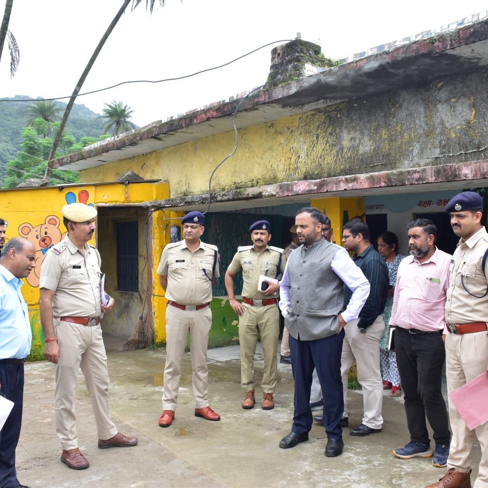 निकाय चुनाव को लेकर डीईओ का आबूपर्वत-आबूरोड दौरा:बूथ से स्ट्रांग रूम तक तैयारियों की पड़ताल, दिए निर्देश