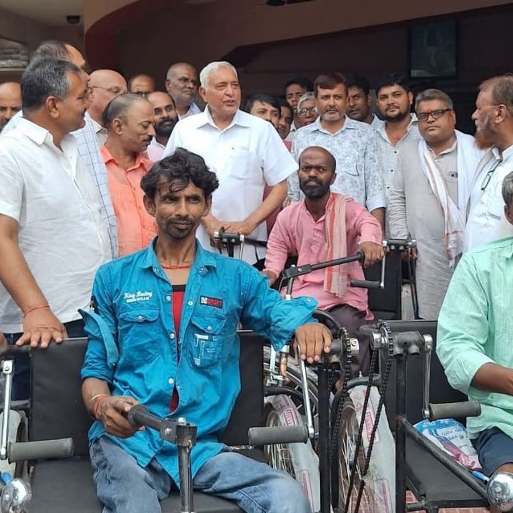 सांसद बोले- ’24 वर्षों से कर रहा हूं जन सेवा’:सीतामढ़ी में दिव्यांगों को बांटी ट्राईसाइकिल, कहा-‘आत्मनिर्भर बनाना लक्ष्य’
