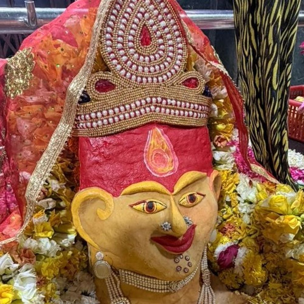 लखनऊ में बाबा का अलौकिक श्रृंगार:महादेव ने धरा माता रानी का स्वरूप; दिव्य श्रृंगार देख भावविभोर हुए भक्त