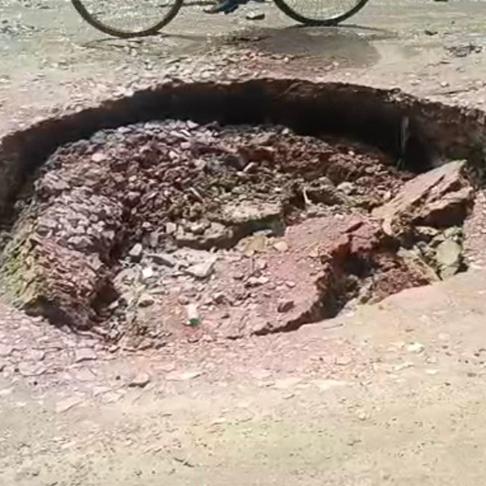 रायबरेली में बारिश से ओवरब्रिज के नीचे धंसी सड़क:बना जानलेवा गड्ढा, छोटा घोसियाना जाने वाले मुख्य मार्ग पर हादसे का खतरा