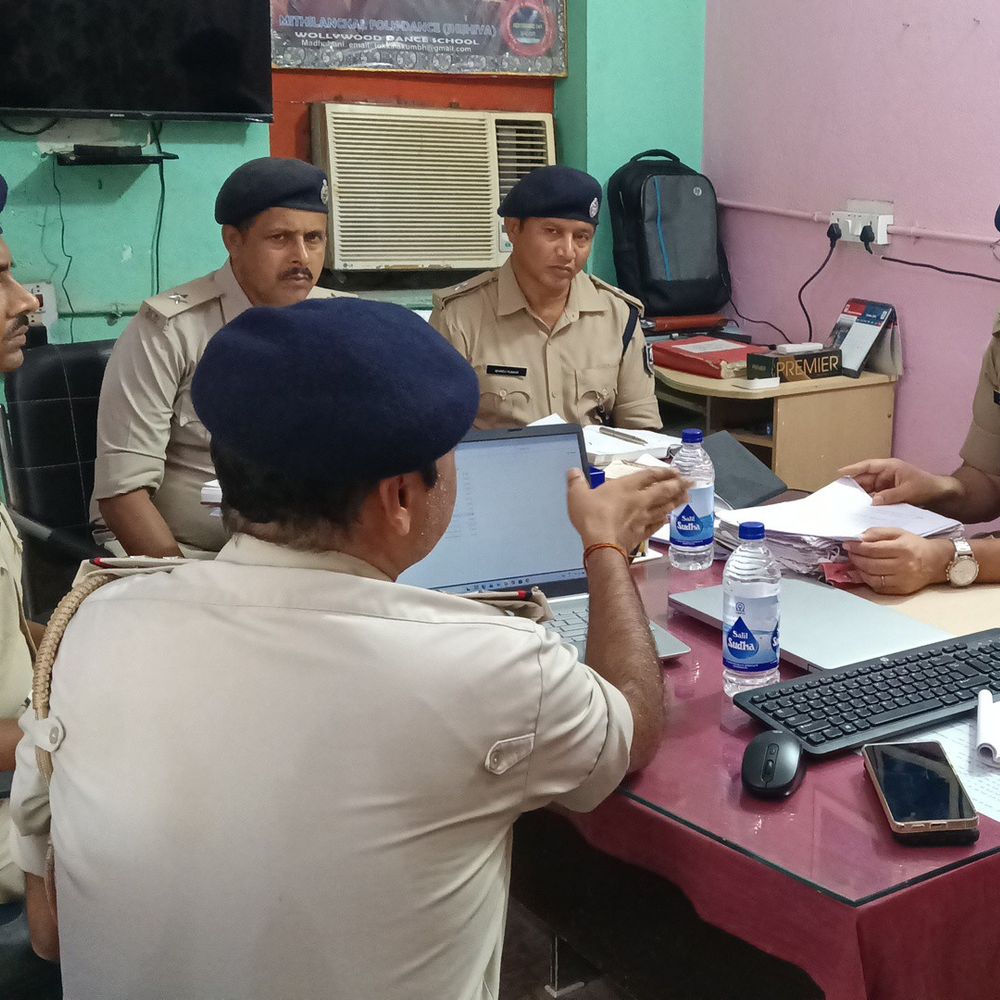 मधुबनी सदर डीएसपी-1 ने नगर थाना का औचक निरीक्षण किया:लंबित मामलों के जल्द निपटारे और कानून-व्यवस्था पर जोर
