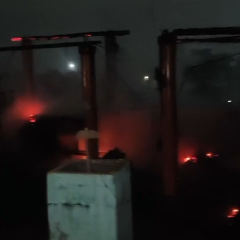 बहराइच में रेस्टोरेंट के हटों में लगी आग, VIDEO:ढाई लाख रुपये की संपत्ति जलकर नष्ट हुई, दमकल ने पाया काबू