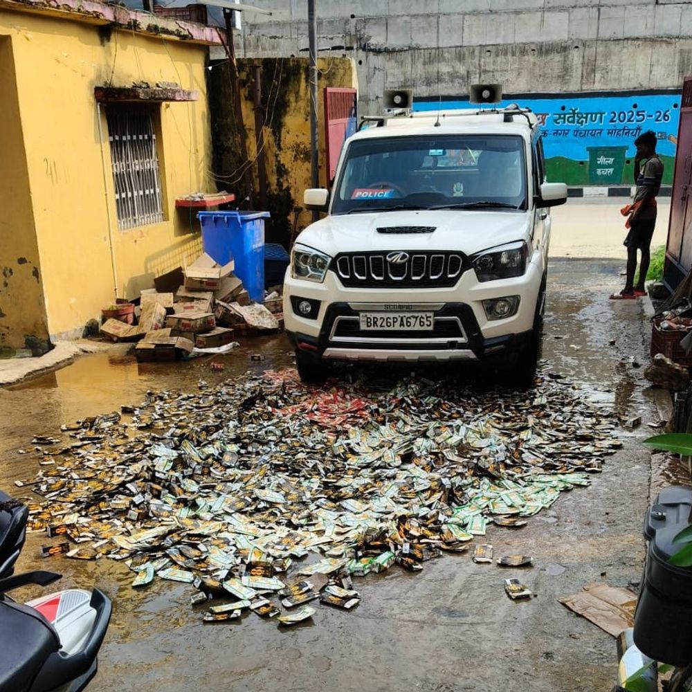 कैमूर में पुलिस ने 687 लीटर अवैध शराब नष्ट की:SP के निर्देश पर 14 मामलों से जब्त शराब का सफाया