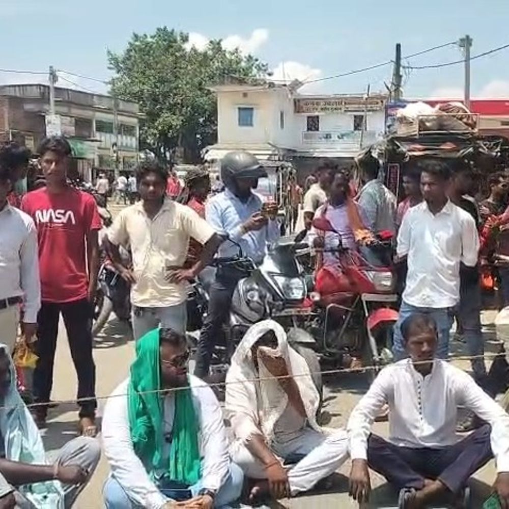 महिला का शव नहीं मिलने पर मुख्य मार्ग जाम:गिरिडीह में बंद खदान में तीन दिन बाद भी शव बरामद नहीं, ग्रामीण आक्रोशित