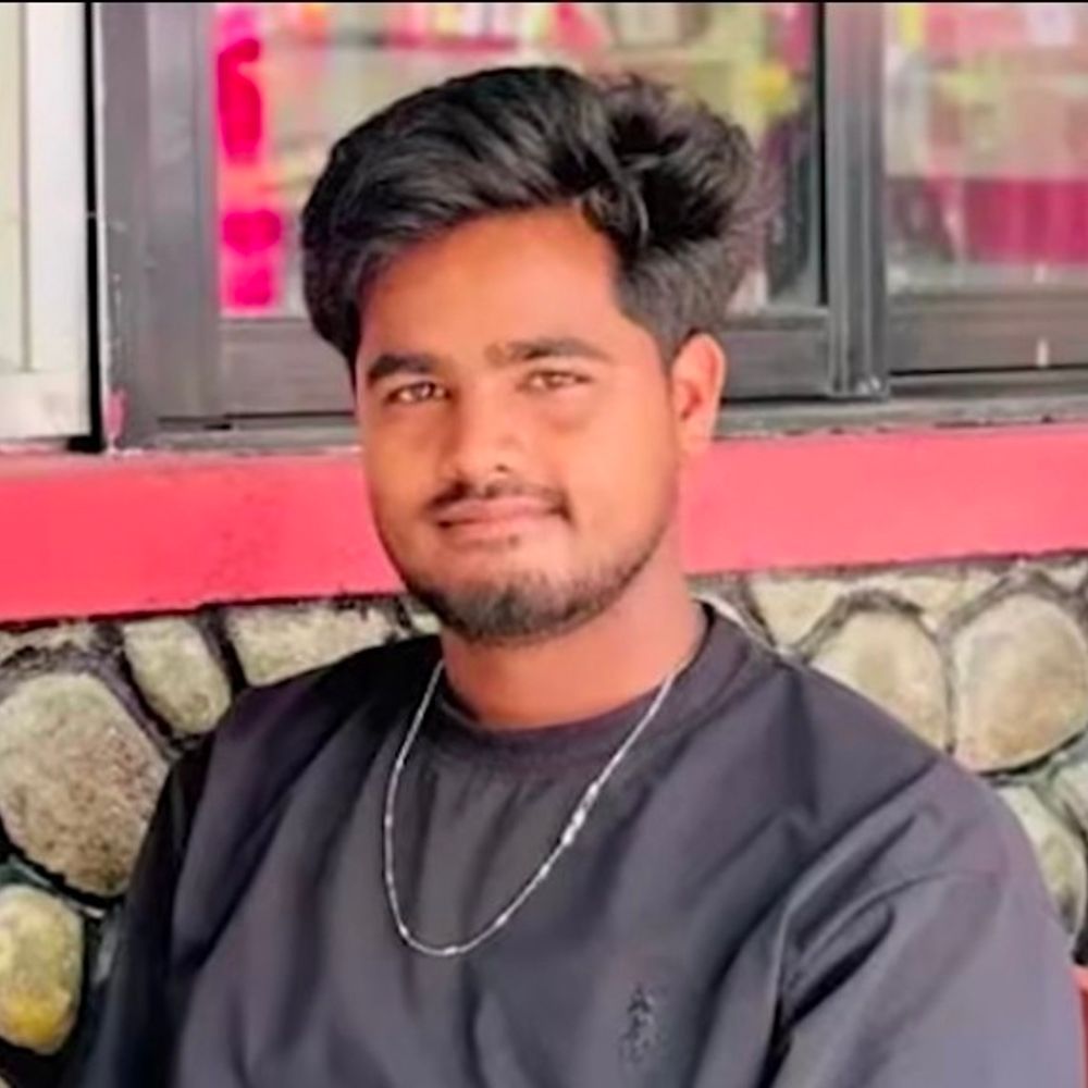 अवैध संबंधों के विरोध पर बेटे पर चाकू से हमला:पिता फरार, गले पर किए कई वार; गोंडा से लखनऊ के ICU में भर्ती