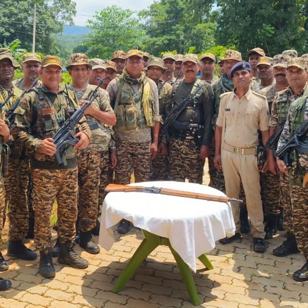 जमुई के बरहट में CRPF का सर्च ऑपरेशन:जंगल-पहाड़ी क्षेत्र में छिपाकर रखी गई राइफल बरामद, नक्सल प्रभावित क्षेत्रों में सुरक्षा व्यवस्था मजबूत
