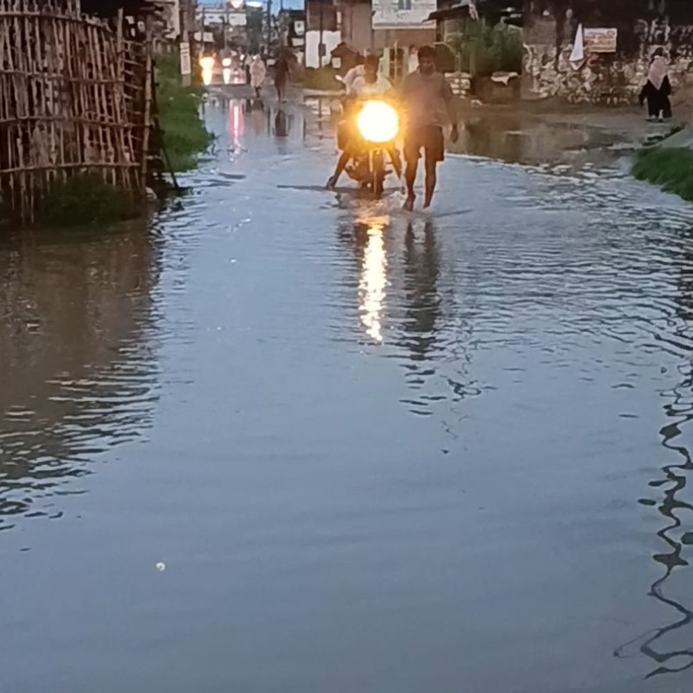 बेतिया में बारिश के बाद सड़कों पर 2 फीट पानी:जामदार टोला से कालीबाग तक मेन रोड पर बड़े गड्ढे