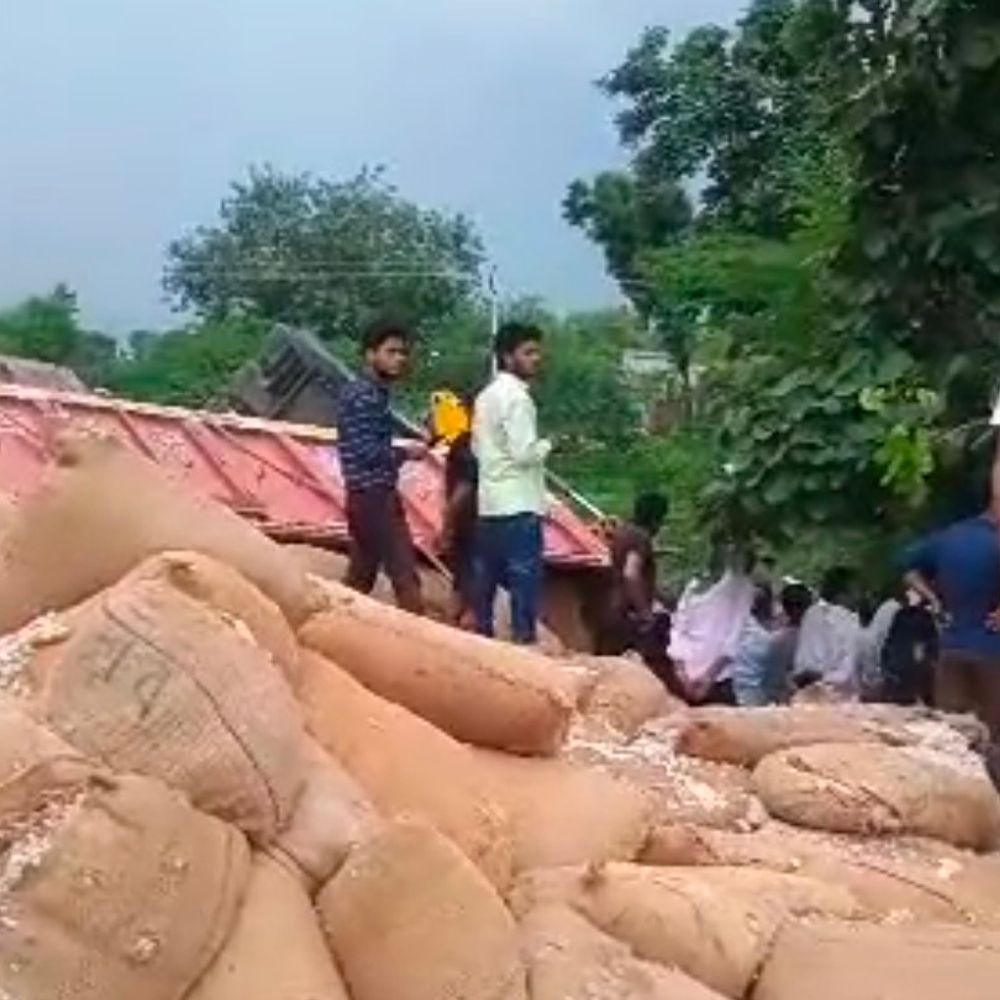 ललितपुर हाईवे पर कपास से भरा ट्रक पलटा:ड्राइवर एक घंटे तक नीचे फंसा रहा, टायर फटने से हादसा