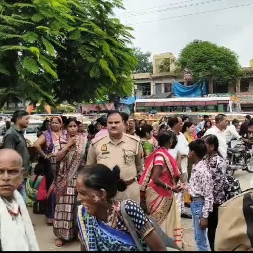 रक्षाबंधन पर एटा बस स्टैंड पर महिलाओं की भारी भीड़:निःशुल्क यात्रा के बावजूद बसों के लिए लंबा इंतजार किया, बोलीं- ढाई घंटे से कर रहे इंतजार