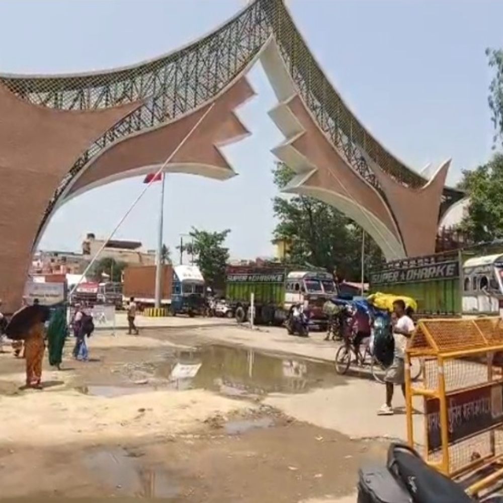 नेपाल में बाढ़ से बिगड़े हालात, पर्यटक सोनौली लौटे:रास्ते बंद होने और जलभराव के कारण रद्द की यात्रा
