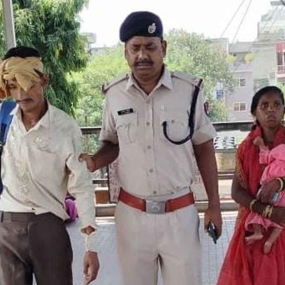 खगड़िया में चलती ट्रेन से कूदे दंपती:RPF जवान ने बचाई जान; पति घायल, बच्ची सुरक्षित