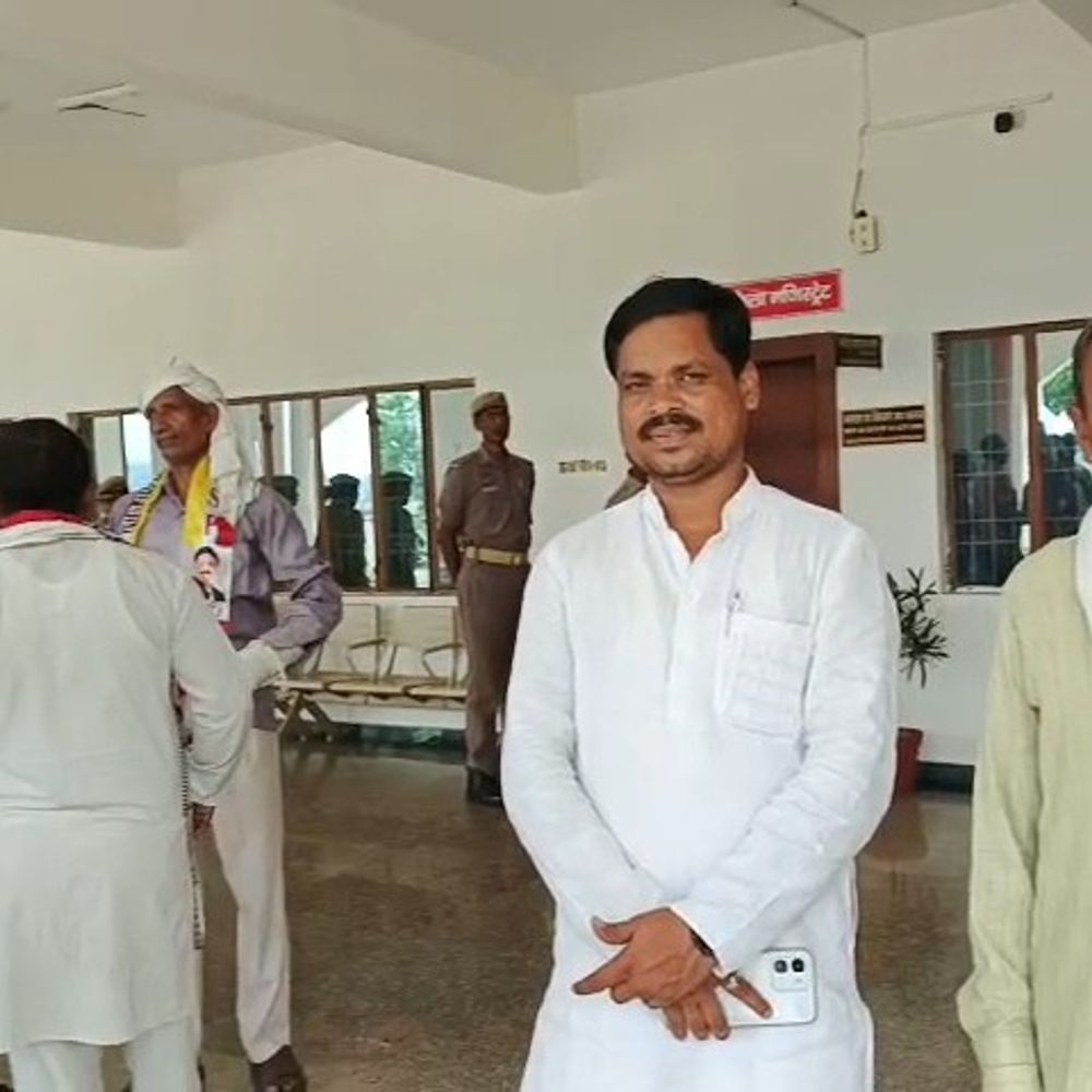 चंदौली में जलभराव से ग्रामीण परेशान:DM से मिले, नाले से अतिक्रमण हटाने की मांग