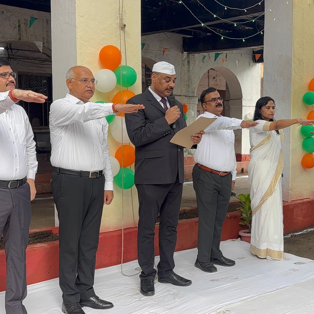 मिर्जापुर में स्वतंत्रता दिवस पर मंडलायुक्त, डीएम, एसपी ने फहराया:डीएम ने युवाओं को किया सम्मानित; एसपी ने पुलिसकर्मियों को दिए उत्कृष्ट सेवा पदक