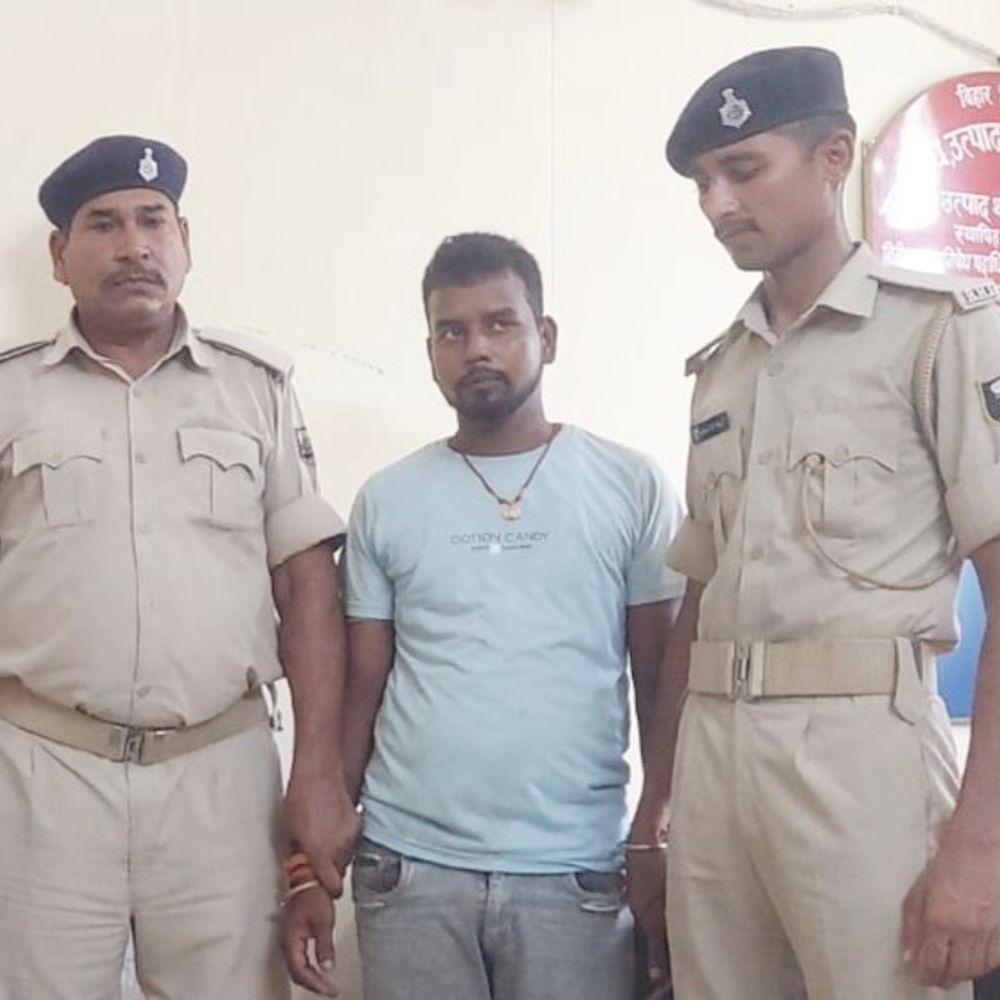एंबुलेंस से 10 कार्टन विदेशी शराब बरामद:नवादा से शेखपुरा लाई जा रही थी खेप, चालक गिरफ्तार, लाइनर से नोंकझोंक