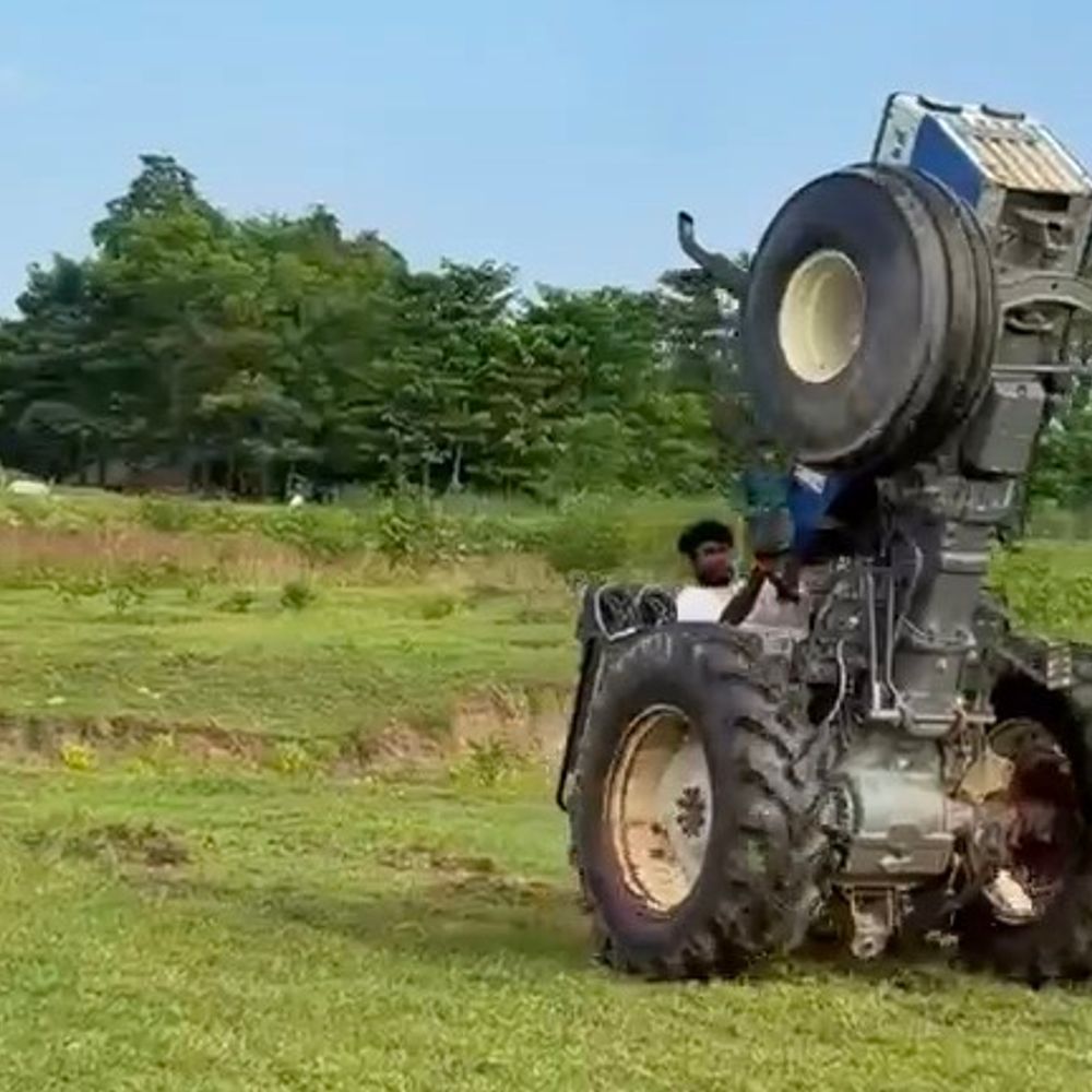 कटिहार में ट्रैक्टर स्टंट के दौरान अगले पहिए टूटे, VIDEO:युवक बाल-बाल बचा, सोशल मीडिया पर लाइक- व्यूज के लिए स्टंट