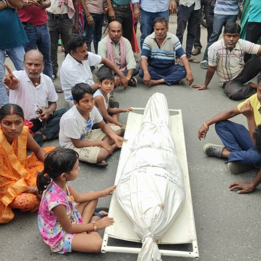 नगर निगम वाहन से घायल युवक की मौत:परिजनों ने सड़क पर शव रखकर किया प्रदर्शन, वाहनों की लगी कतार; मुआवजे की मांग