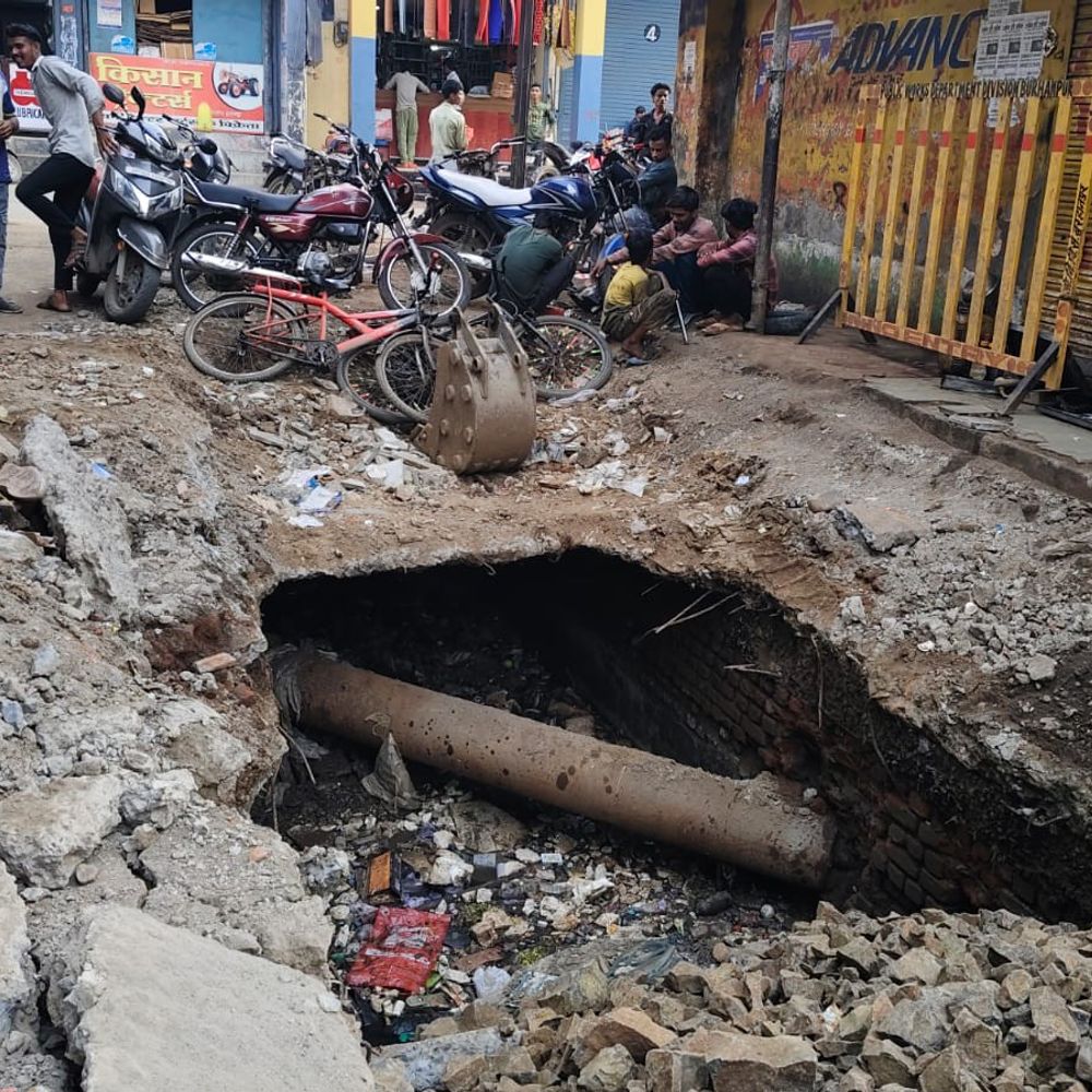 बुरहानपुर बस स्टैंड पर 4 दिन से खुला पड़ा नाला:बारिश में हादसे का खतरा, निगमायुक्त बोले- ठेकेदार से कराएंगे सुधार