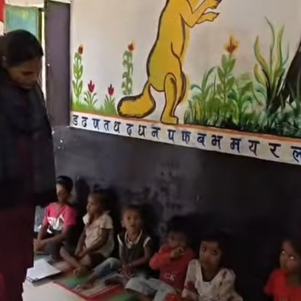 कलेक्टर ने बच्चों के बीच बैठकर परखी पढ़ाई:उमरिया के करकेली पहुंचीं; पेंशन में देरी पर जताई नाराजगी, आयुष्मान कार्ड बनाने के निर्देश
