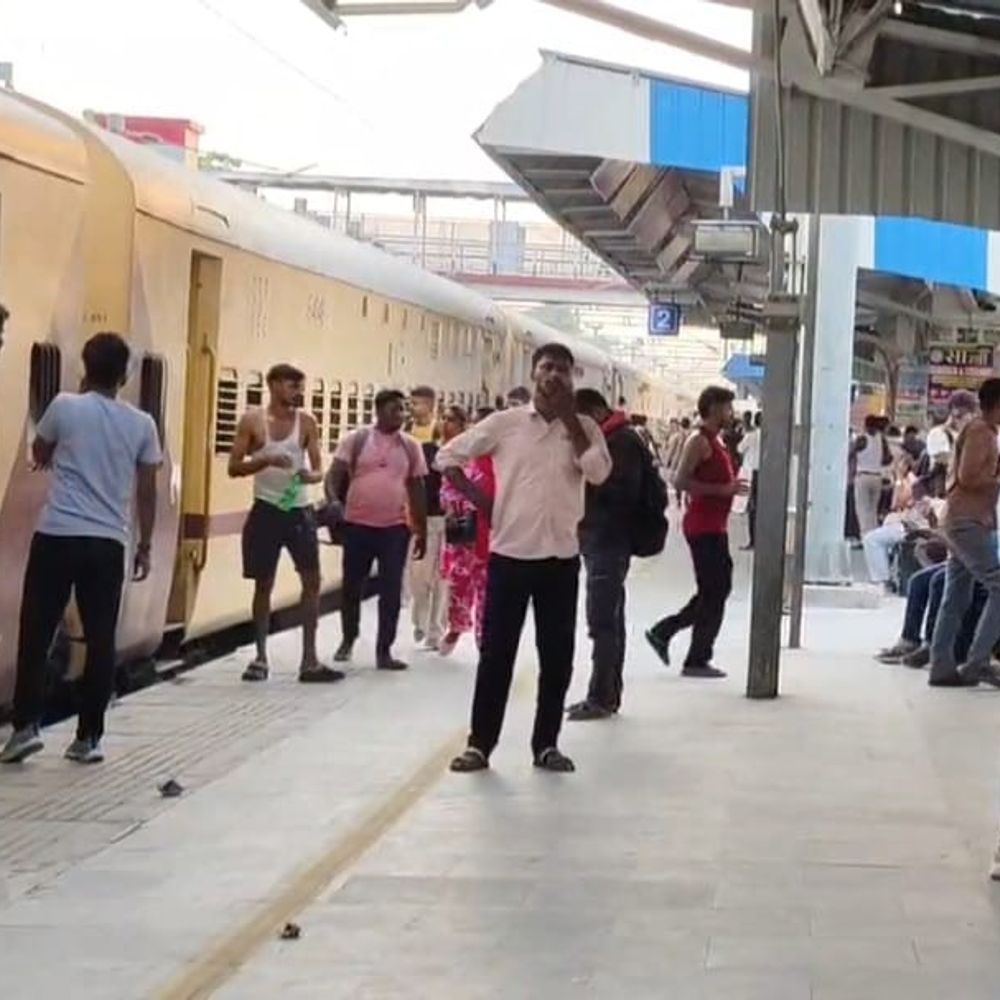 ट्रेनों पर हो रही पत्थरबाजी के बाद रेल प्रशासन अलर्ट:RPF,GRPF और रेल पुलिस की संयुक्त अभियान, असमाजिक तत्वों पर रहेगी नजर