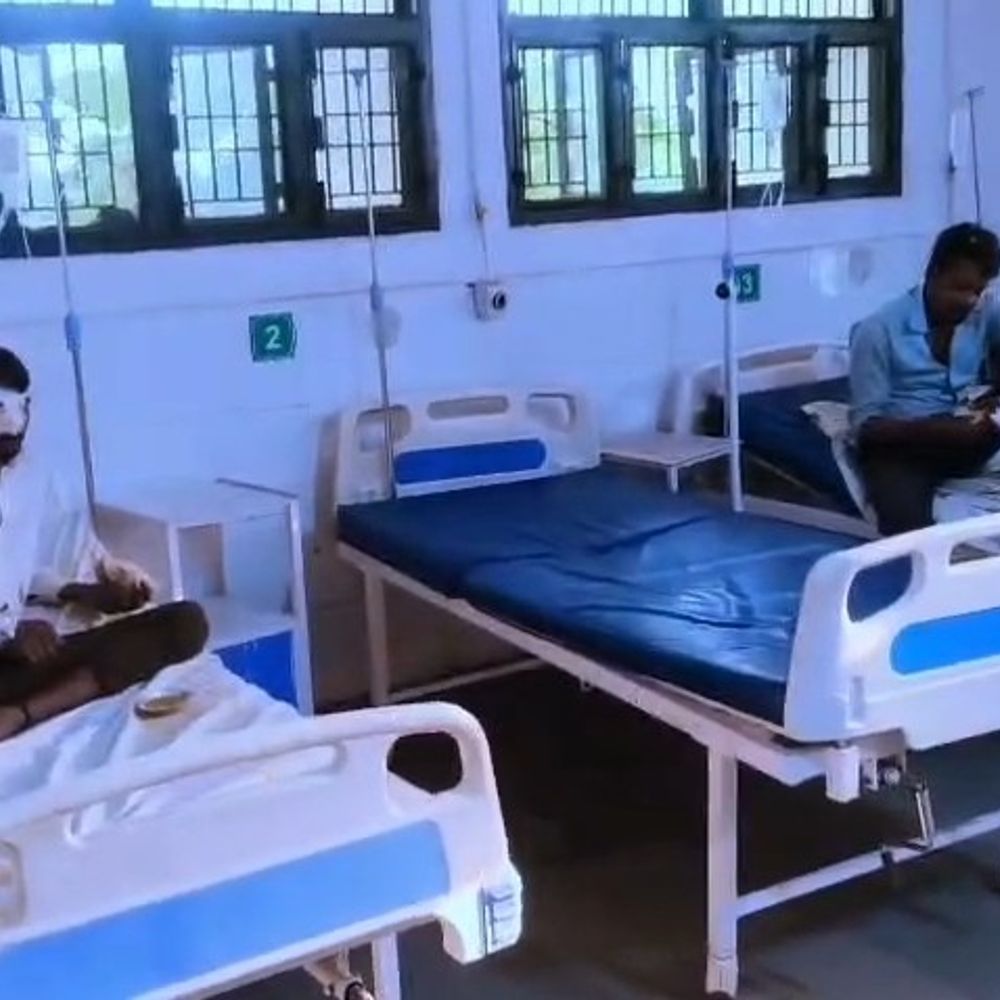 अमरोहा में पिकअप की टक्कर से महिला की मौत:बाइक से गंगा स्नान जा रहा था परिवार, हादसे में मासूम समेत 3 घायल