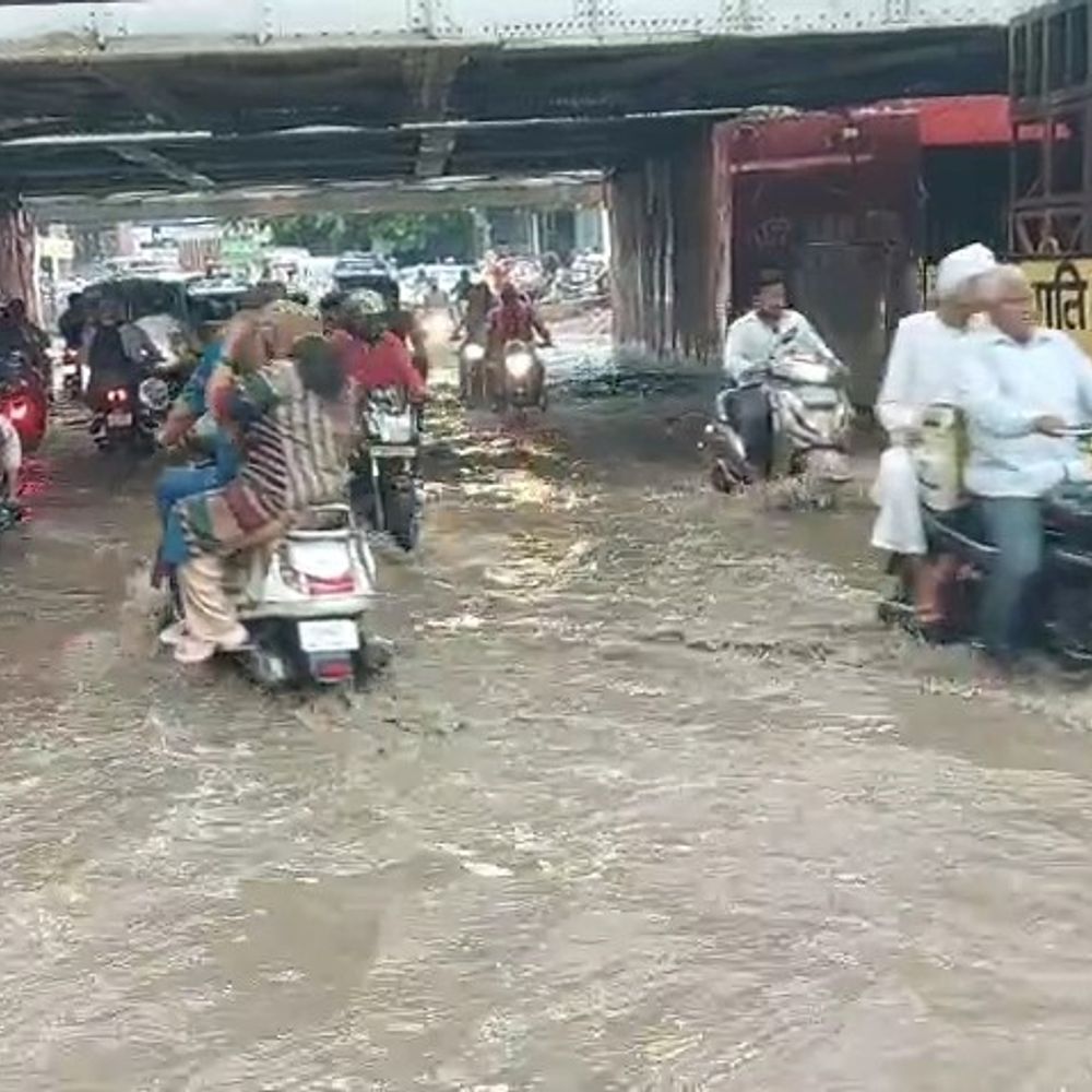 मथुरा में शाम को झमाझम बारिश-कई इलाकों में जलभराव:भूतेश्वर पुल, कंकाली रोड और बस स्टैंड लगा जाम-श्रद्धालुओं को भी हुई परेशानी