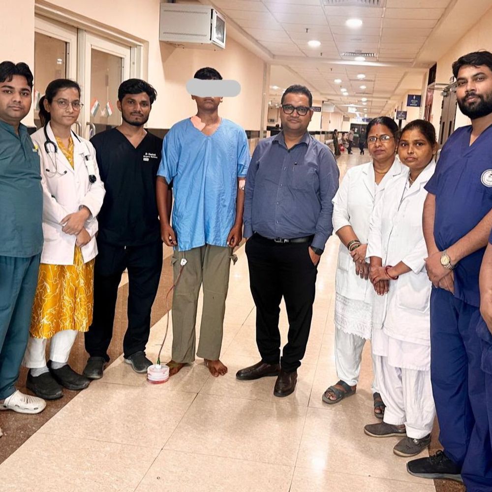 टेनिस बॉल की चोट से फूल गई हाथ की नस:ग्राफ्ट नली लगाकर बचाया हाथ, SN में हुआ किशोर का जटिल ऑपरेशन