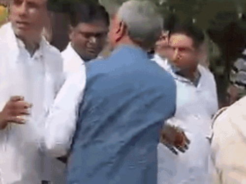 उकलाना विधायक ने पुलिस पर लगाया धक्का-मुक्की का आरोप:हिरासत में लिए लोगों से मिलने जा रहे थे, बोले- अभद्र व्यवहार किया