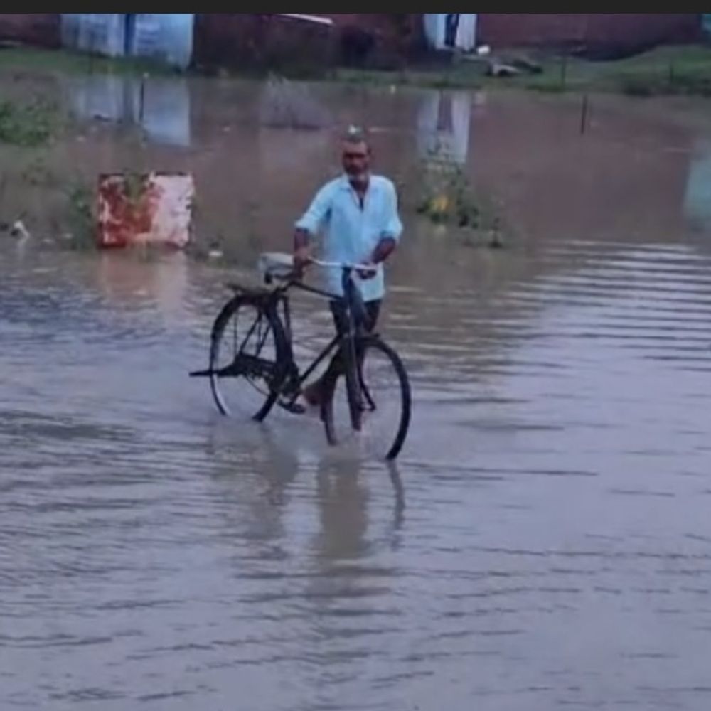 जालौन में दो दिन में 200 एमएम बारिश:कोंच में बाढ़ जैसे हालात, महंत नगर रोड पर पानी भरा