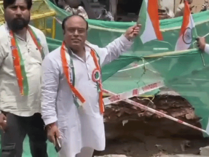 आगरा में सपा नेता ने गड्ढे पर फहराया तिरंगा:बोले-क्या हमने आगरा शहर की ऐसी परिकल्पना की थी, 20 फीट गहरे गड्ढे को लेकर प्रदर्शन