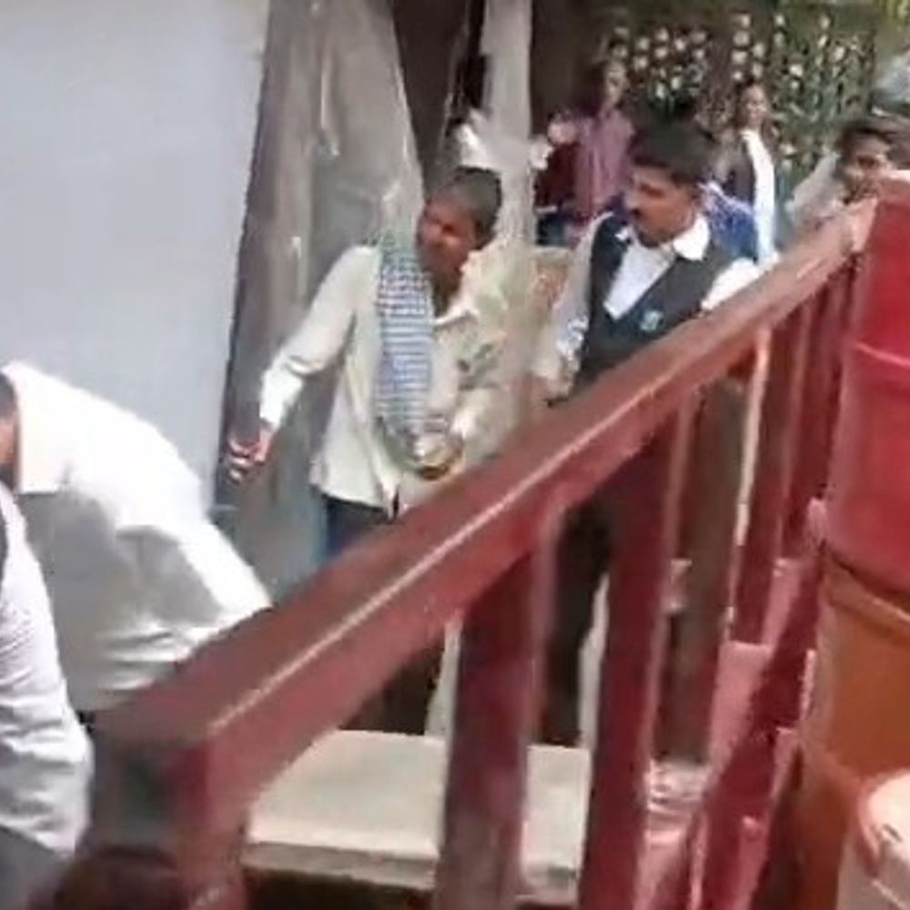 उन्नाव में पूर्व बार अध्यक्ष के चैंबर पर मारपीट, VIDEO:क्लाइंट ने साथियों के साथ लात घूंसों से पीटा, लिपिक ने दी तहरीर