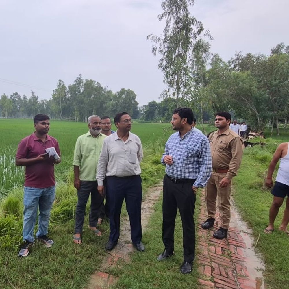 जिलाधिकारी के निर्देश पर ऐमापुर में अपर जिलाधिकारी ने सुनी:जलभराव व पेयजल सहित अन्य मुद्दों पर ग्रामीणों को दिया आश्वासन