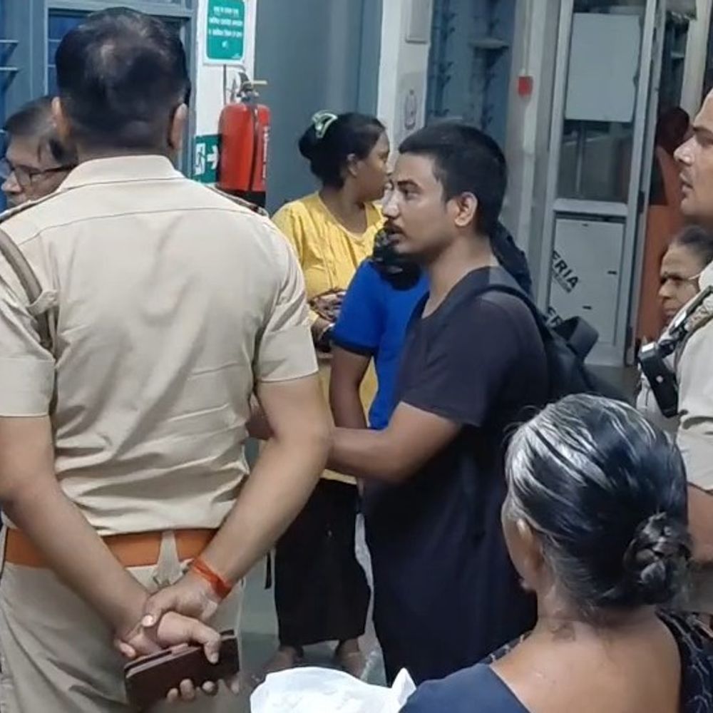 फर्रुखाबाद के लोहिया अस्पताल के SNCU में बेड खाली नहीं:नवजात को भर्ती कराने पहुंचे पिता ने बुलाई पुलिस, 16 बेड पर 31 बच्चे