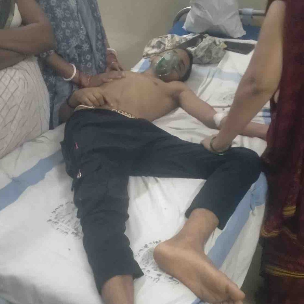 इस्लामपुर में युवक से मारपीट कर बाइक छीनी:बाजार से घर जाते समय बदमाशों ने रास्ते में रोककर पीटा; गंभीर घायल