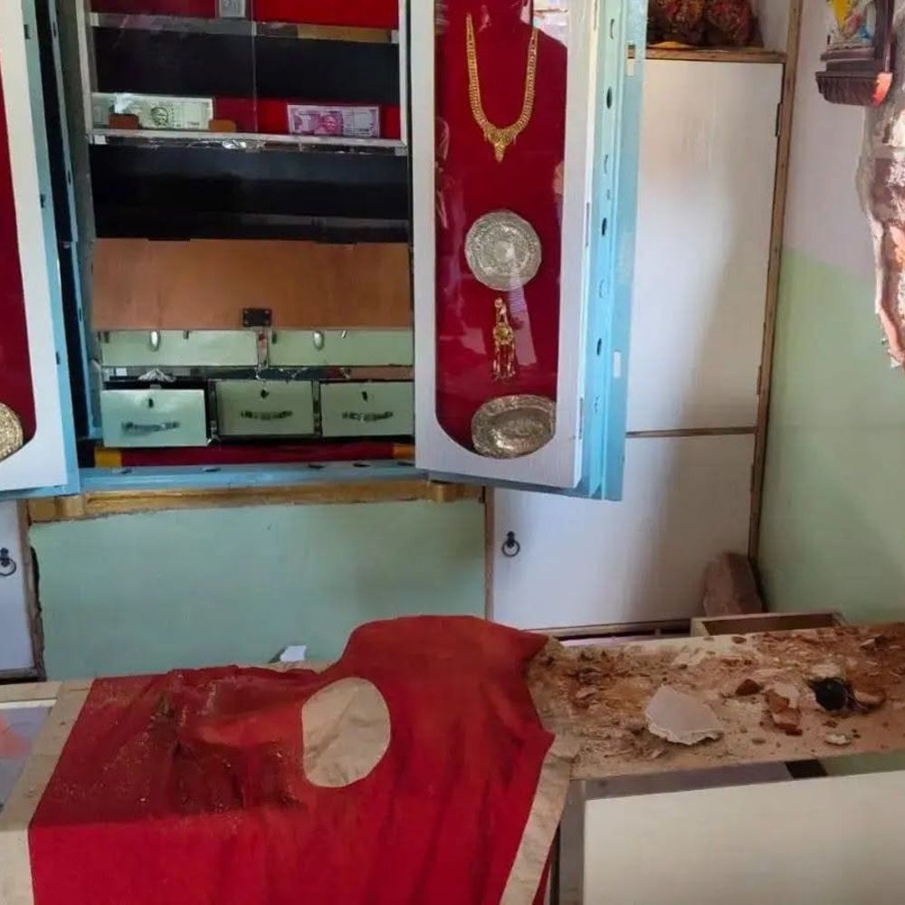 श्रीराम ज्वेलर्स में दीवार काटकर 1.11 लाख की चोरी:नवादा के पकरीबरावां बाजार में दूसरी बार दुकान को बनाया निशाना